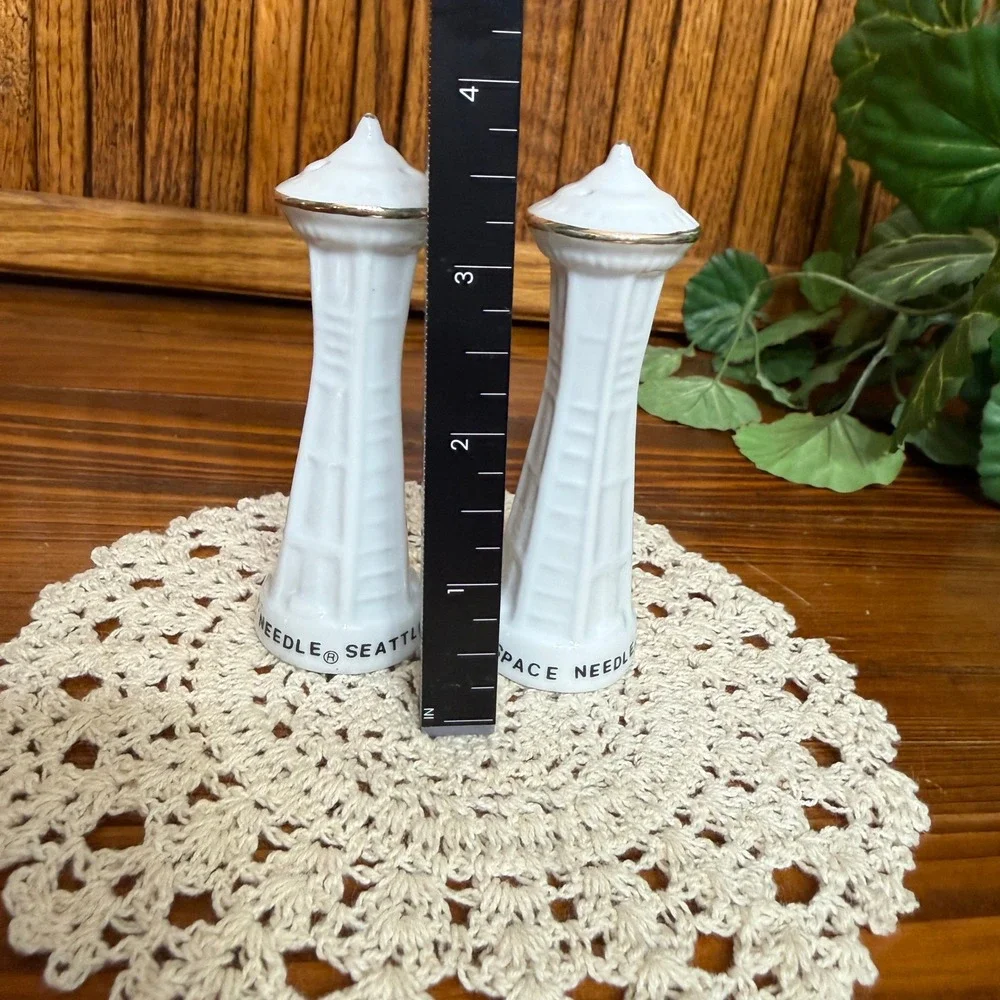 Space Needle Salt Pepper Shakers Seattle White Gold Trim Vintage Excellent Tower